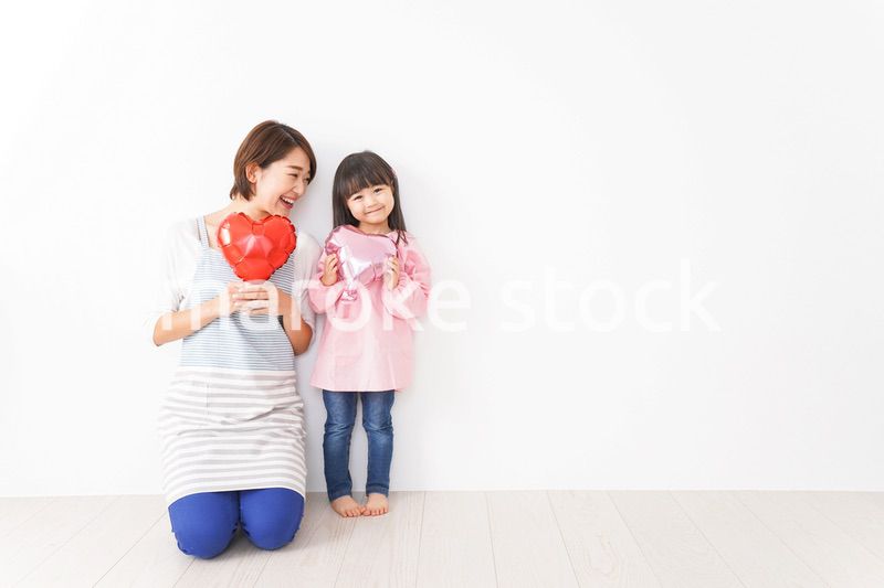 ハートを持つ笑顔の親子