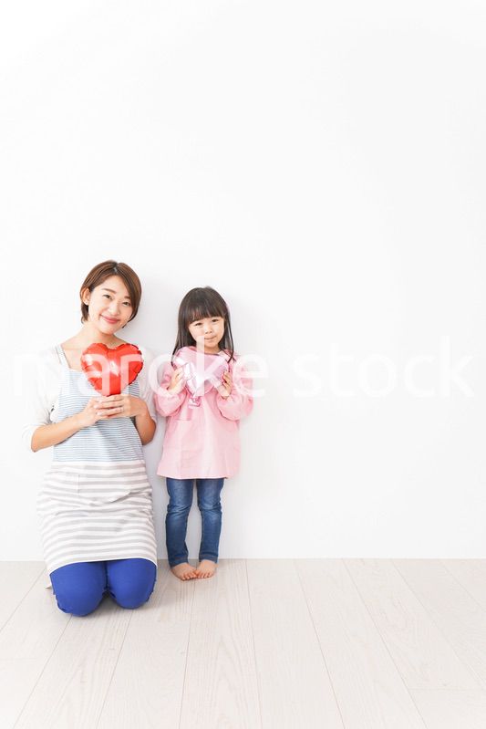 ハートを持つ笑顔の親子