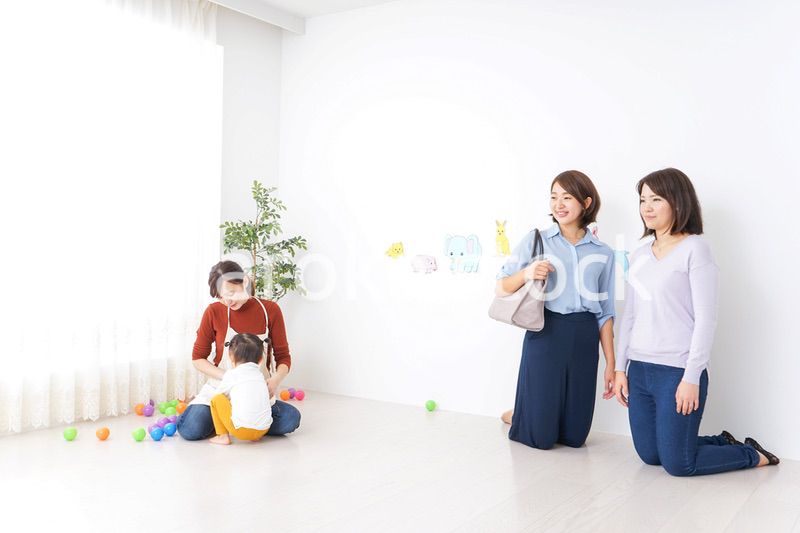 幼稚園の送り迎えをするビジネスウーマン