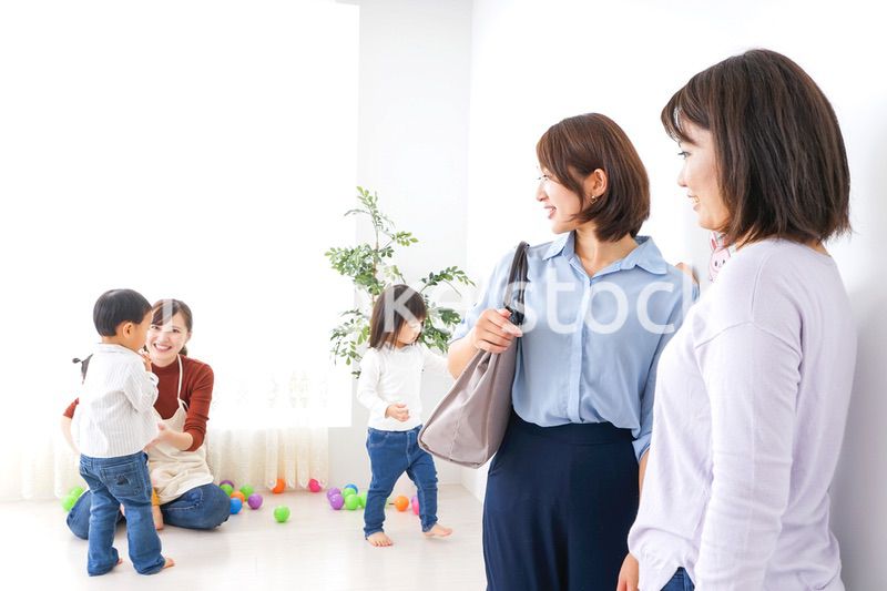 幼稚園の送り迎えをするビジネスウーマン