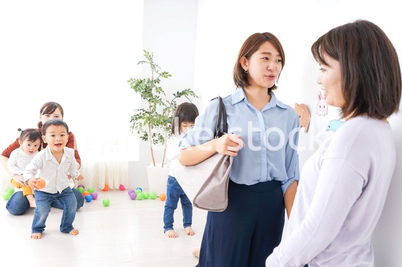 幼稚園の送り迎えをするビジネスウーマン