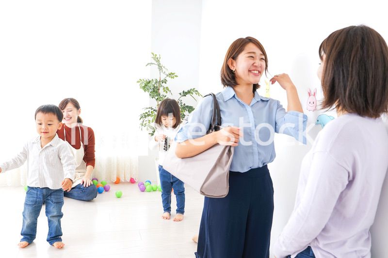 幼稚園の送り迎えをするビジネスウーマン