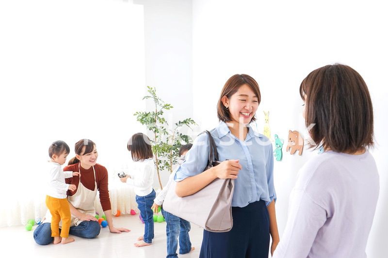 幼稚園の送り迎えをするビジネスウーマン