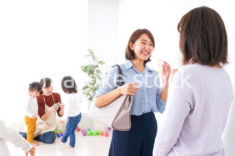 幼稚園の送り迎えをするビジネスウーマン