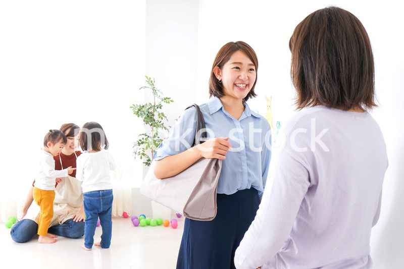 幼稚園の送り迎えをするビジネスウーマン