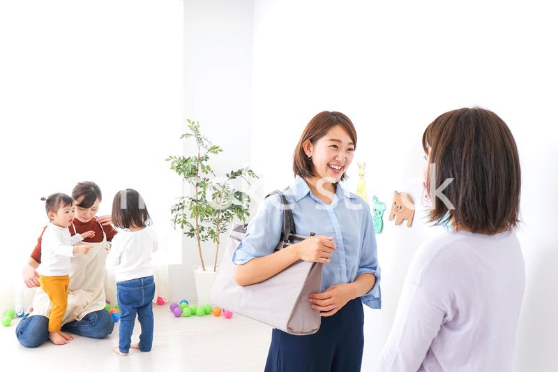 幼稚園の送り迎えをするビジネスウーマン