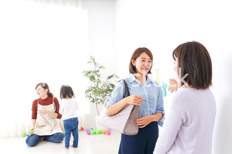 幼稚園の送り迎えをするビジネスウーマン