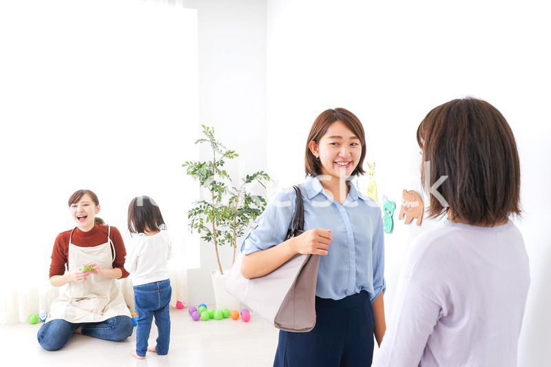 幼稚園の送り迎えをするビジネスウーマン