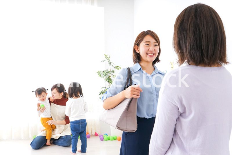 幼稚園の送り迎えをするビジネスウーマン