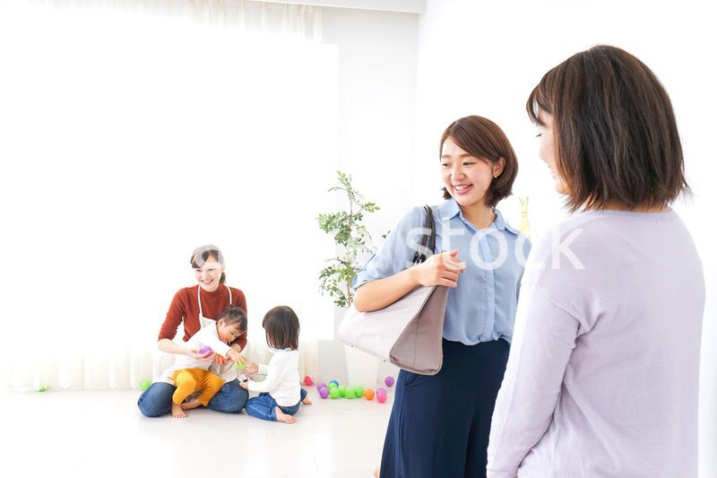 幼稚園の送り迎えをするビジネスウーマン