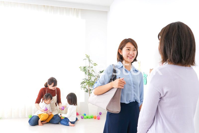 幼稚園の送り迎えをするビジネスウーマン