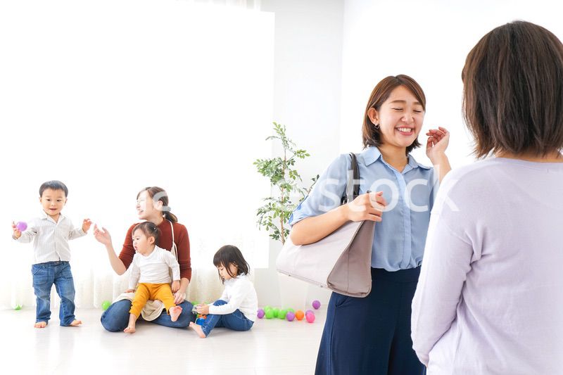 幼稚園の送り迎えをするビジネスウーマン