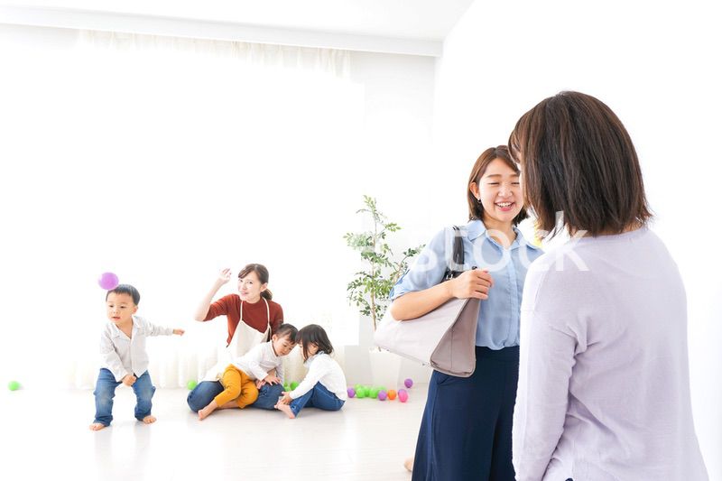 幼稚園の送り迎えをするビジネスウーマン