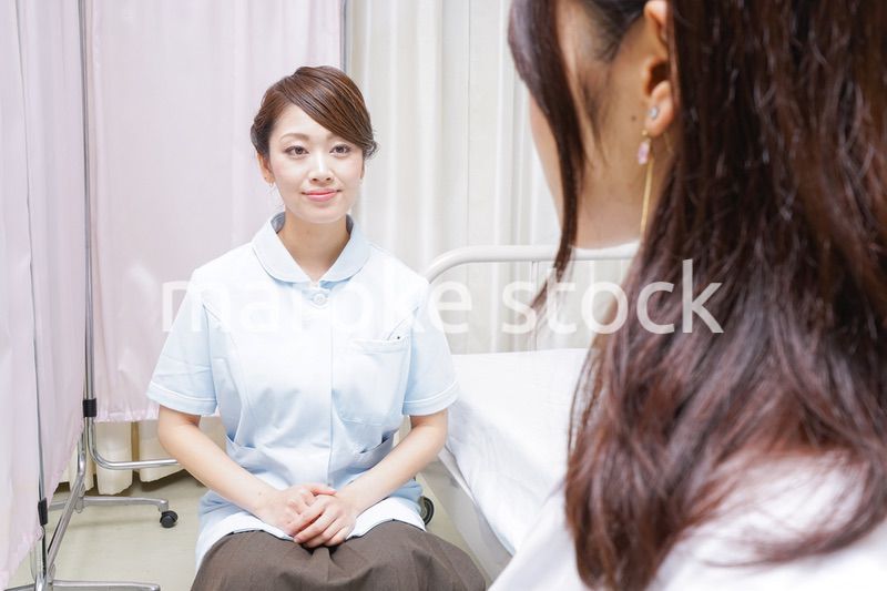 病院に勤務する医師と看護師