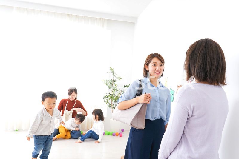 幼稚園の送り迎えをするビジネスウーマン