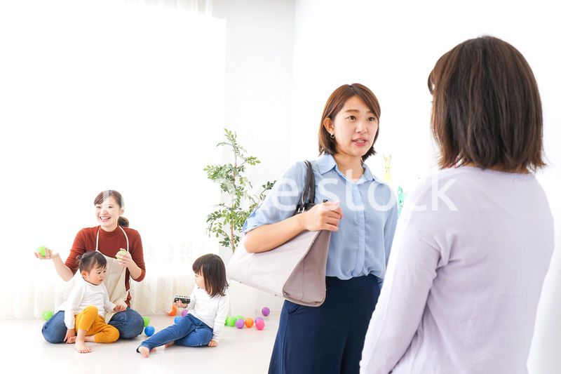 幼稚園の送り迎えをするビジネスウーマン