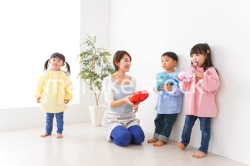 幼稚園の先生と子ども