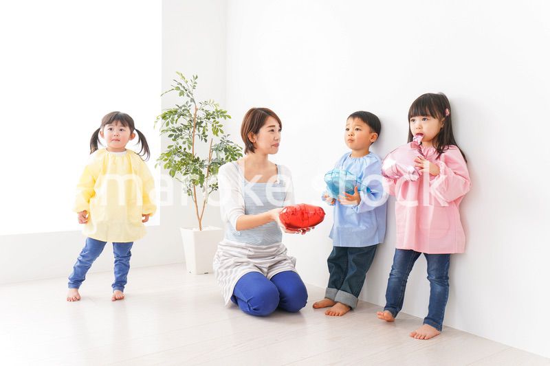 幼稚園の先生と子ども