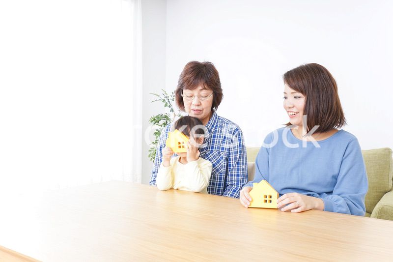 不動産を検討する家族