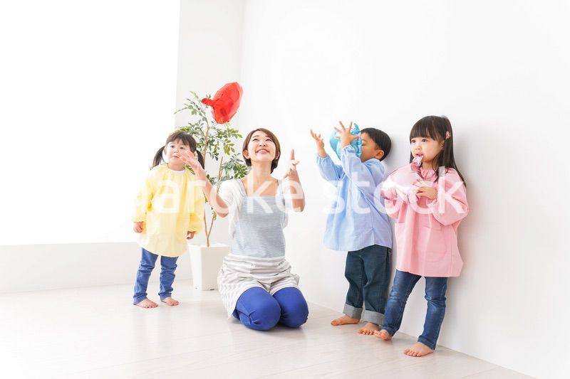 幼稚園の先生と子ども