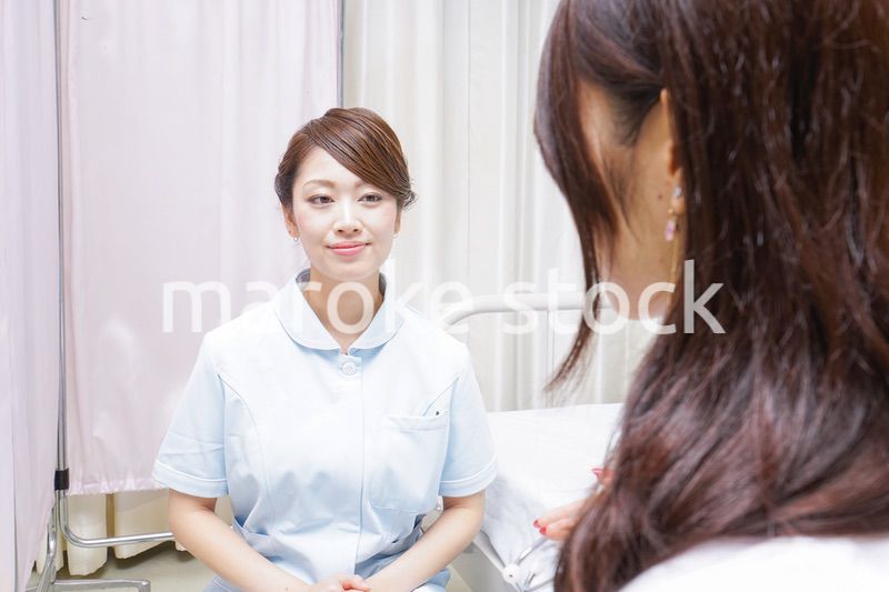 病院に勤務する医師と看護師