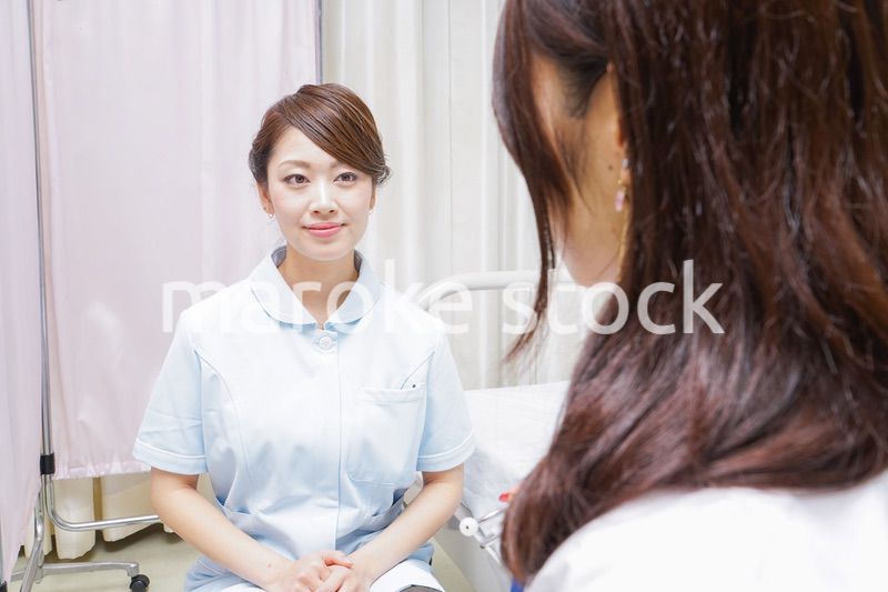 ミーティングをする医師と看護師