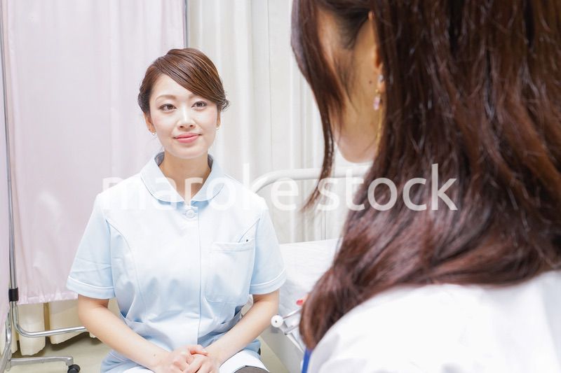 ミーティングをする医師と看護師