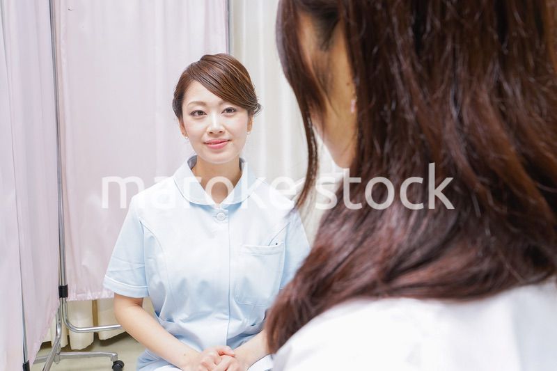 ミーティングをする医師と看護師