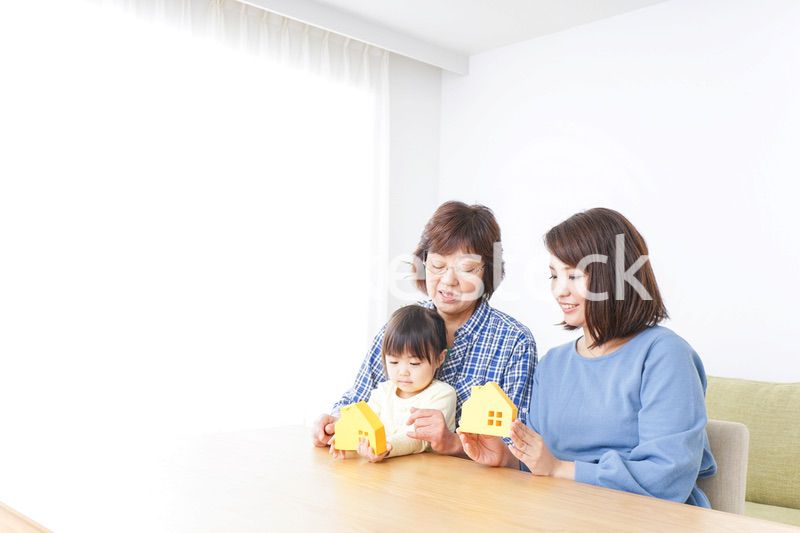 不動産を検討する家族