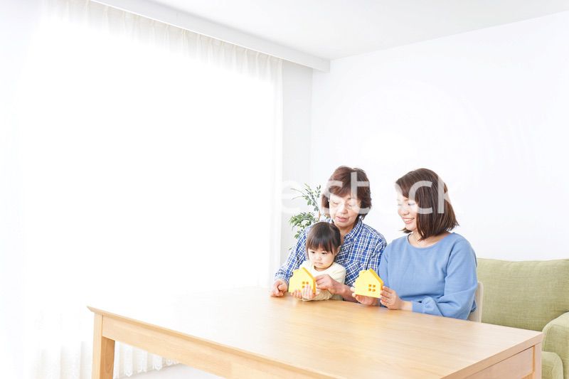 不動産を検討する家族