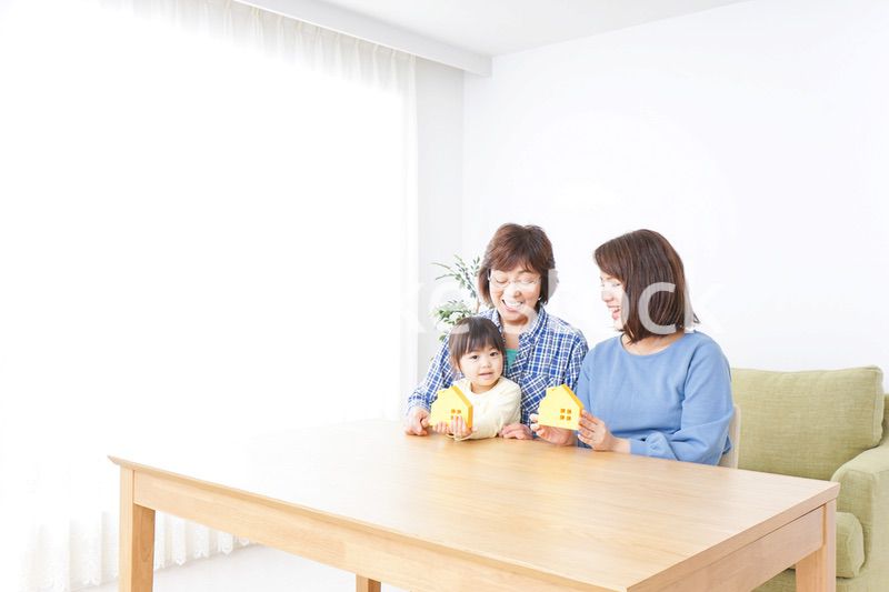 不動産を検討する家族