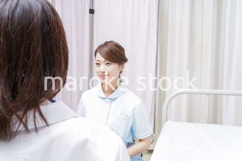 ミーティングをする医師と看護師