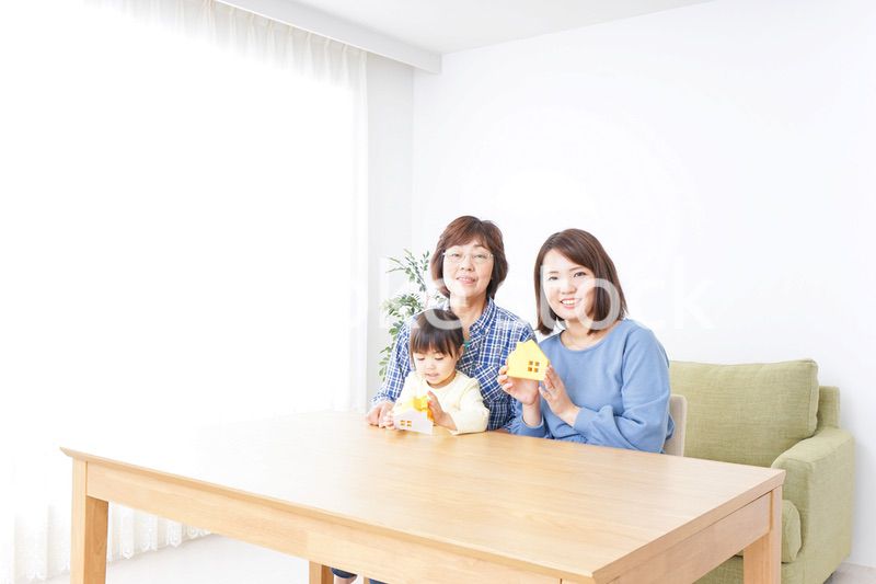 不動産を検討する家族