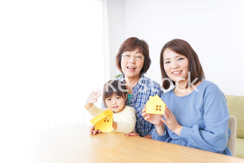 不動産を検討する家族