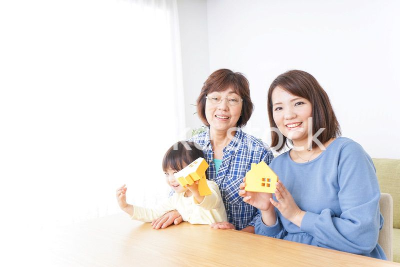 不動産を検討する家族