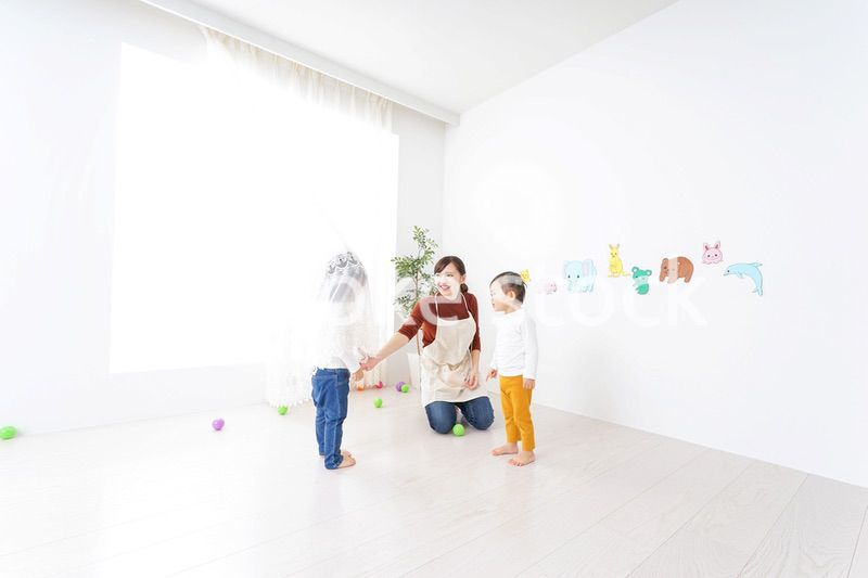 幼稚園で遊ぶ子ども