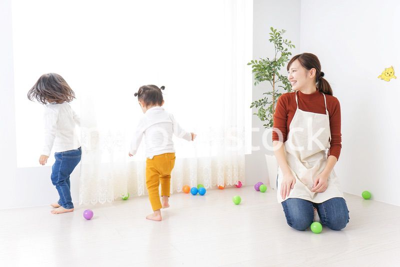 幼稚園で遊ぶ子ども
