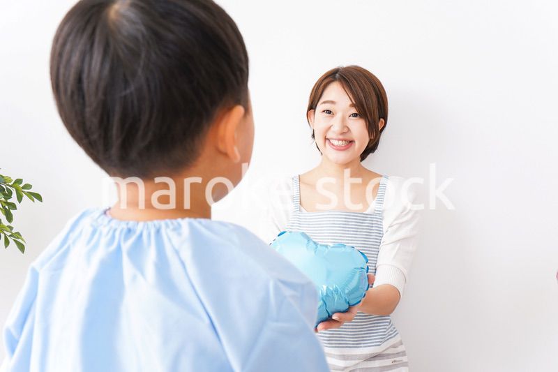 お母さんにハートを渡す男の子