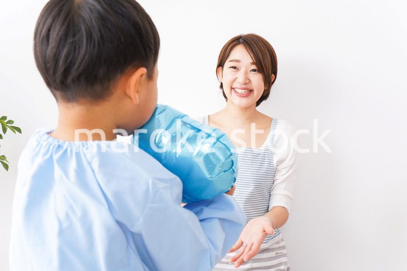 お母さんにハートを渡す男の子