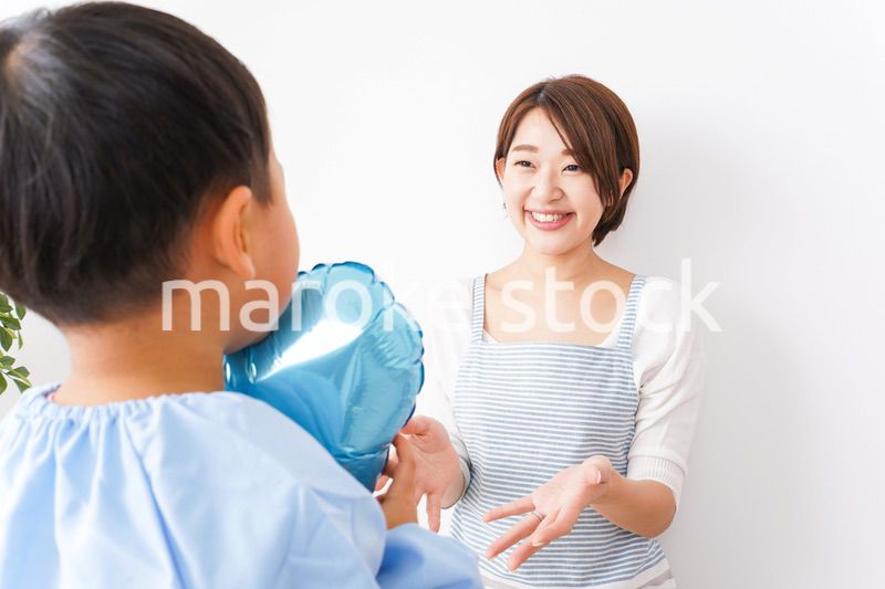 お母さんにハートを渡す男の子