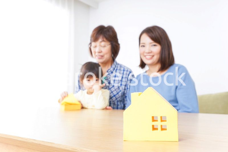 不動産を検討する家族