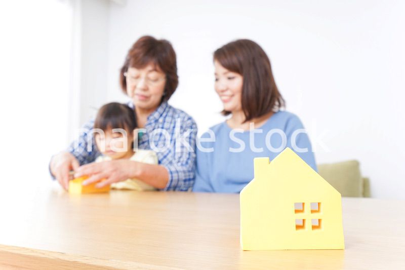 不動産を検討する家族