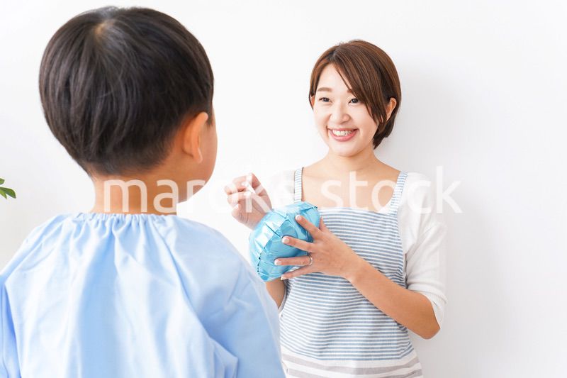 お母さんにハートを渡す男の子