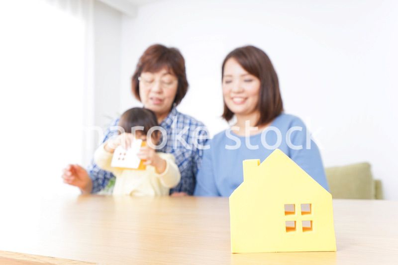 不動産を検討する家族