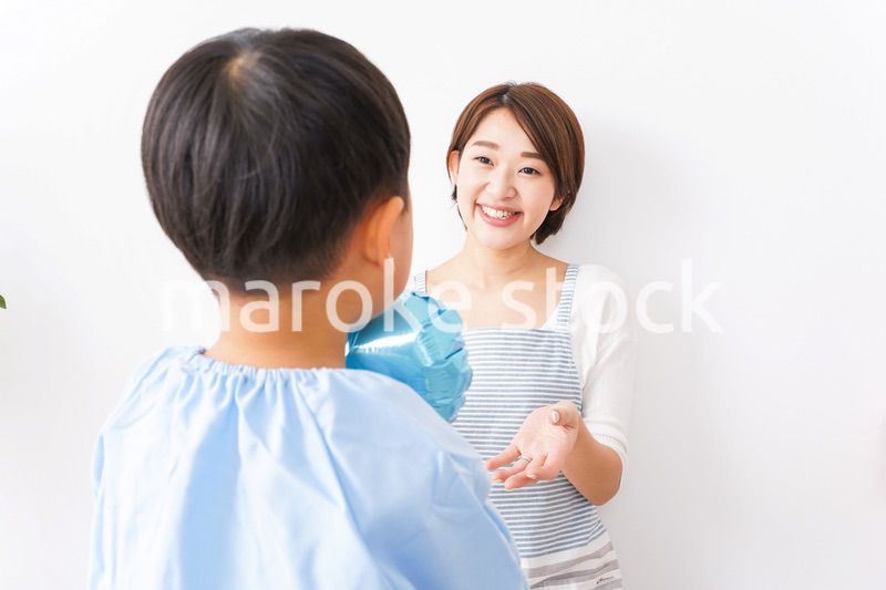 お母さんにハートを渡す男の子