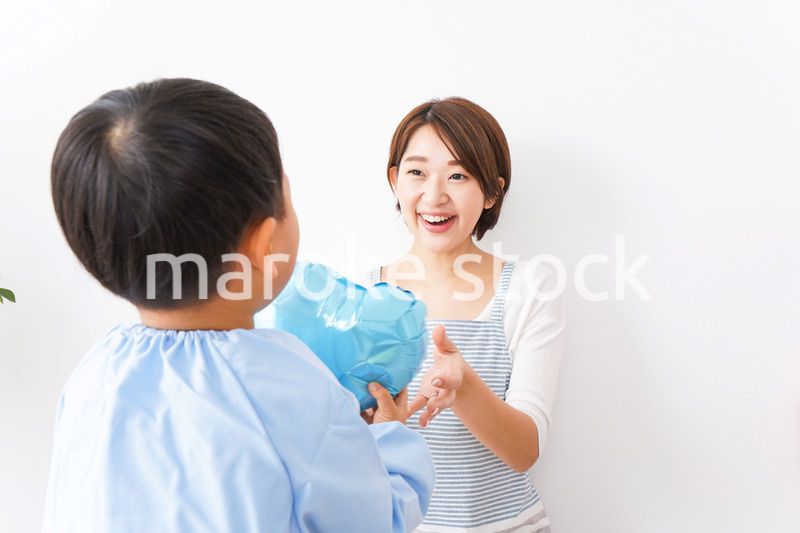 お母さんにハートを渡す男の子