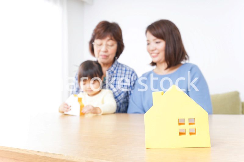 不動産を検討する家族