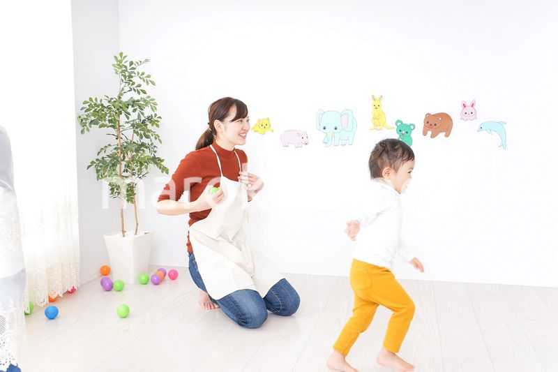 体調不良の子供と保育士