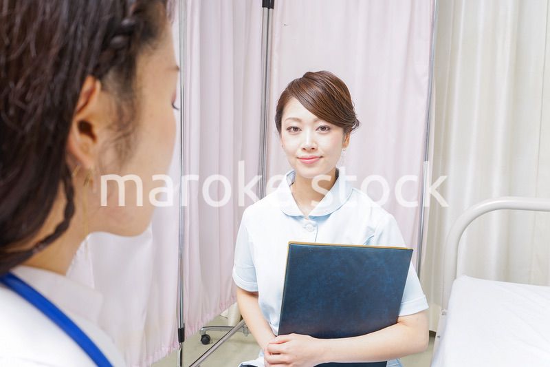 ミーティングをする医師と看護師