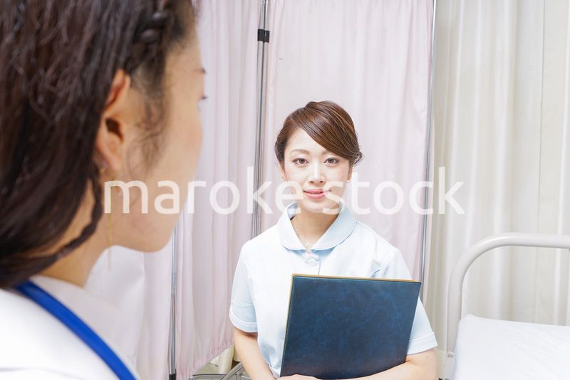 ミーティングをする医師と看護師